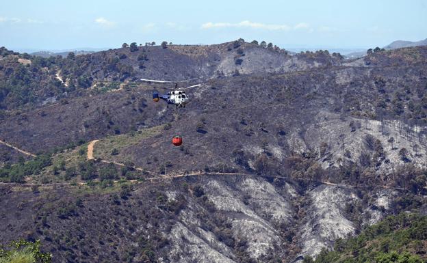 Un helicóptero sobrevuela la zona del incendio