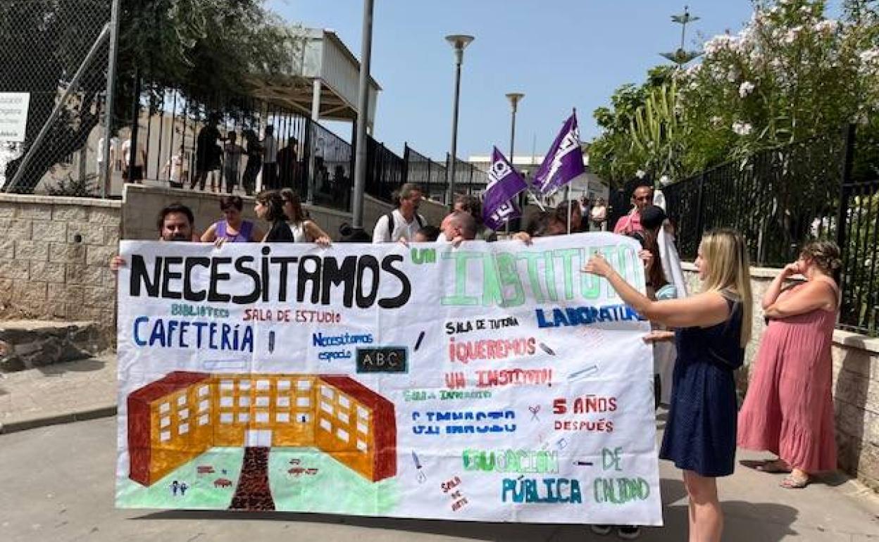 Alumnos del SESO Las Dunas han preparado la pancarta en la que piden el nuevo instituto. 