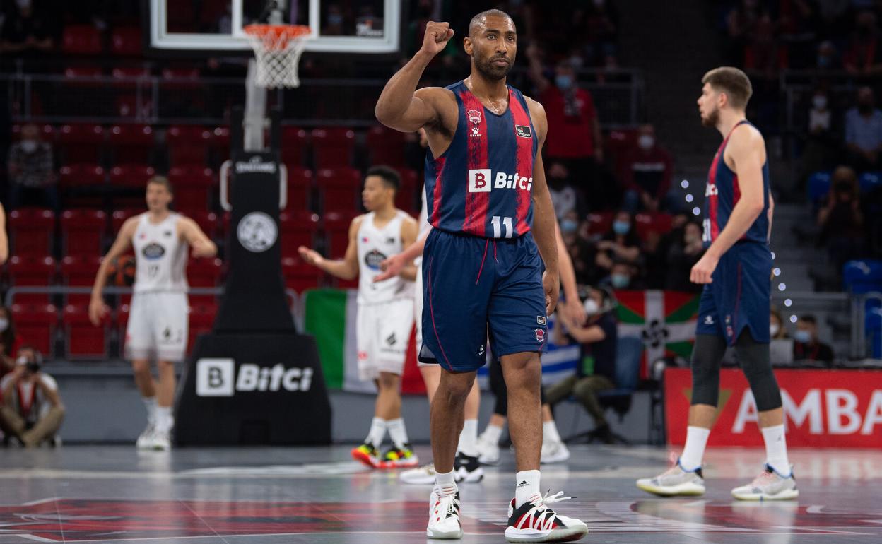 Jayson Granger celebra una canasta con el Baskonia. 