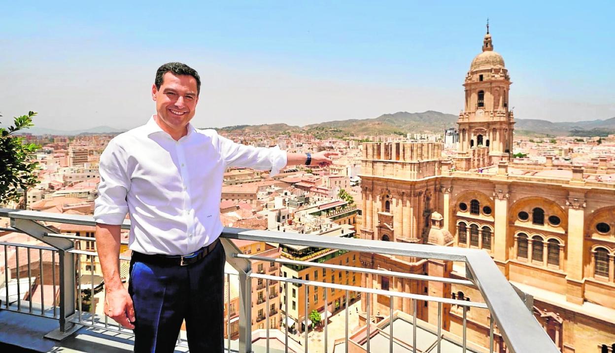 Juanma Moreno, ante la torre de la Catedral de Málaga. sur