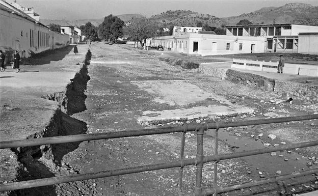 Febrero, 1959. Arroyo de los Ángeles, desde el puente que da entrada al Paseo de Martiricos. En la esquina superior derecha, en segundo término, fachada sur de la Escuela de Comercio. 