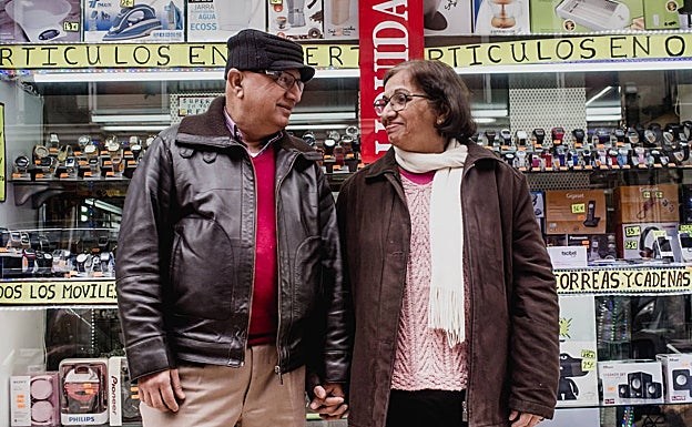 hagwan y Manju, frente al escaparate de Bazar Kirpa. 