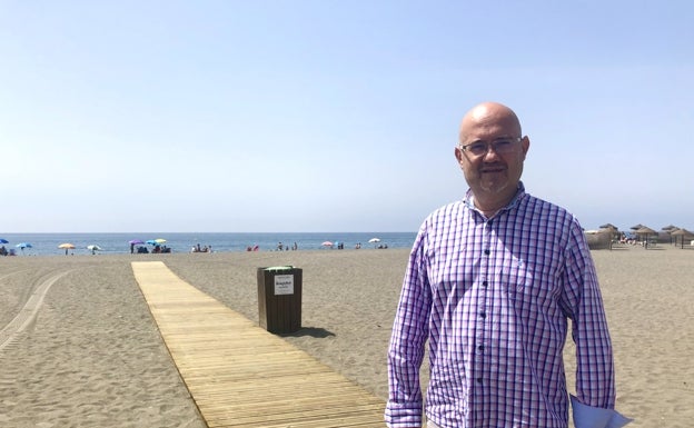 El edil de Playas, junto a las nuevas pasarelas. 