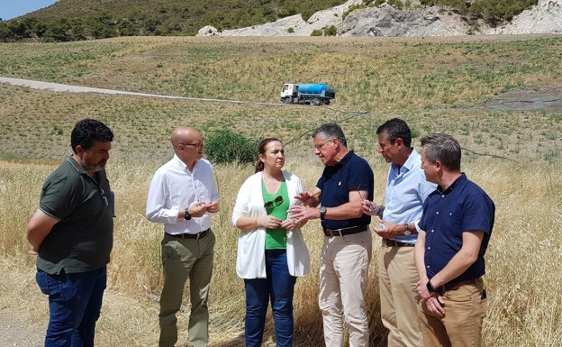 La viceconsejera de Desarrollo Sostenible, el alcalde nerjeño y los delegados, este miércoles en la zona. 