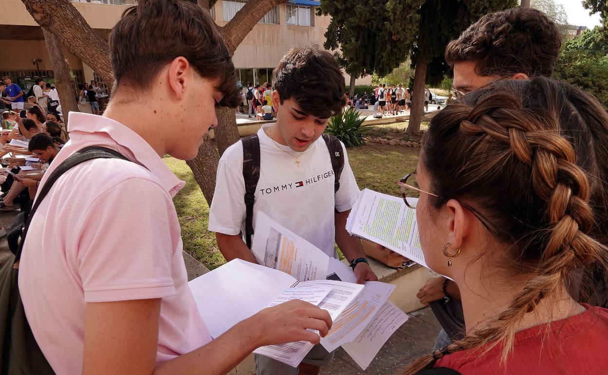 Un grupo de jóvenes repasan en el descanso entre exámenes en el primer día de selectividad. 