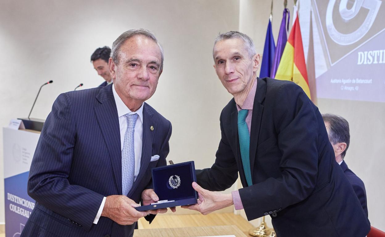 Antolín Martín (izq.) recibe el premio de manos del catedrático Vicente Negro. 