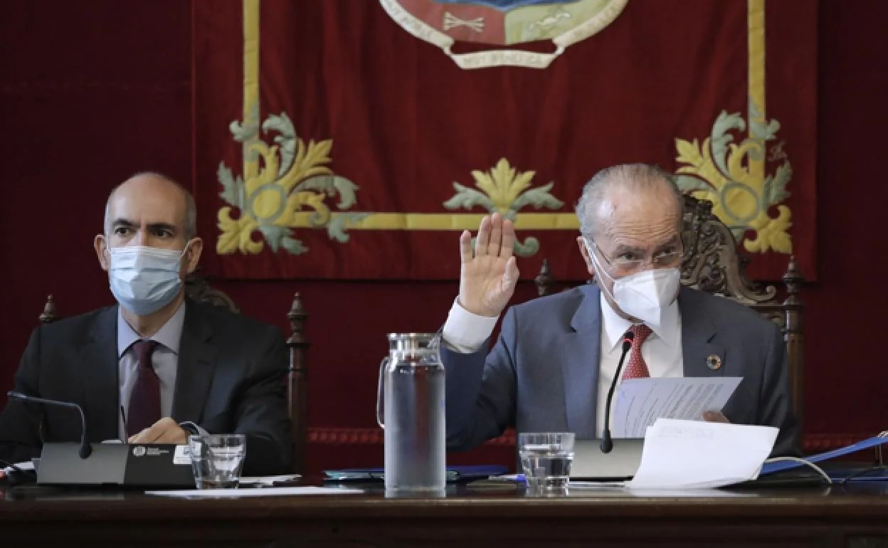 Moreno Brenes, al lado del alcalde, en un pleno durante los dos meses de 2020 en los que fue secretario general de forma provisional.