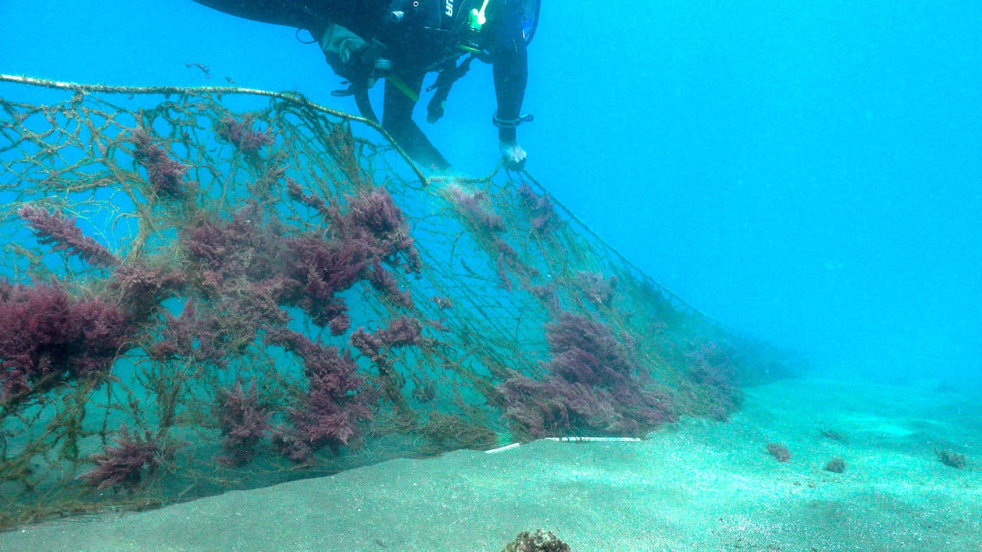 Fotos: Buceadores retiran una red abandonada frente a los Baños del Carmen