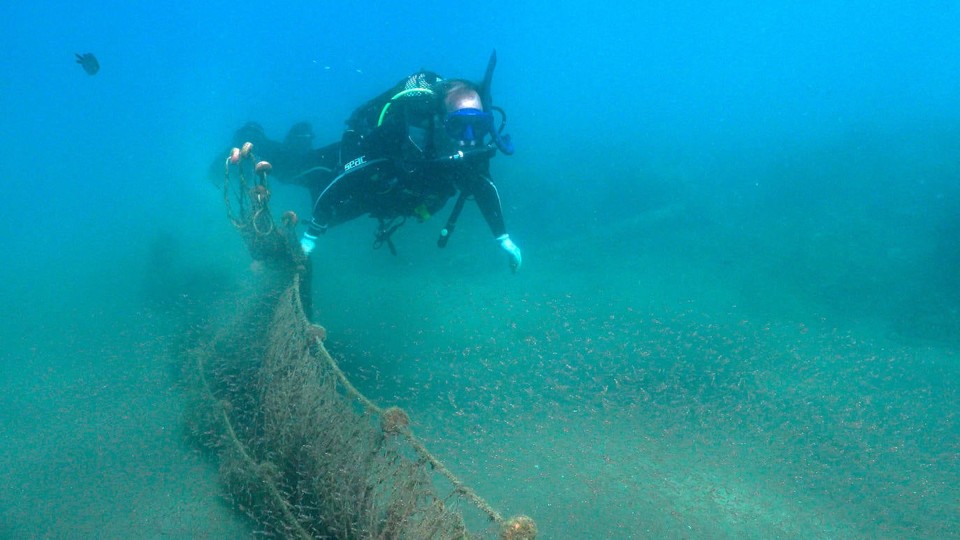 Fotos: Buceadores retiran una red abandonada frente a los Baños del Carmen