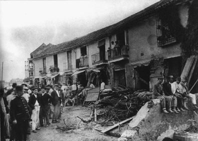 Imagen secundaria 1 - Arriba, aspecto de la zona de Atarazanas. Abajo, el barrio de la Trinidad lleno de barro. Al lado, portal de calle Carreterías con una señal de hasta dónde llegó el agua. 