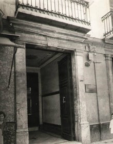 Imagen secundaria 2 - Arriba, aspecto de la zona de Atarazanas. Abajo, el barrio de la Trinidad lleno de barro. Al lado, portal de calle Carreterías con una señal de hasta dónde llegó el agua. 
