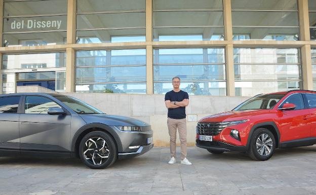 Eduardo Ramírez, en la Universidad Politécnica de Valencia, junto a los Hyundai Ioniq 5 y Tucson.