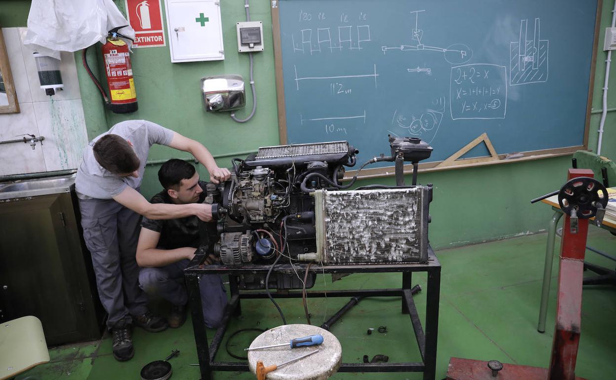 Estudiantes en el IES Rosaleda, que incorpora Electromecánica de Maquinaria. 