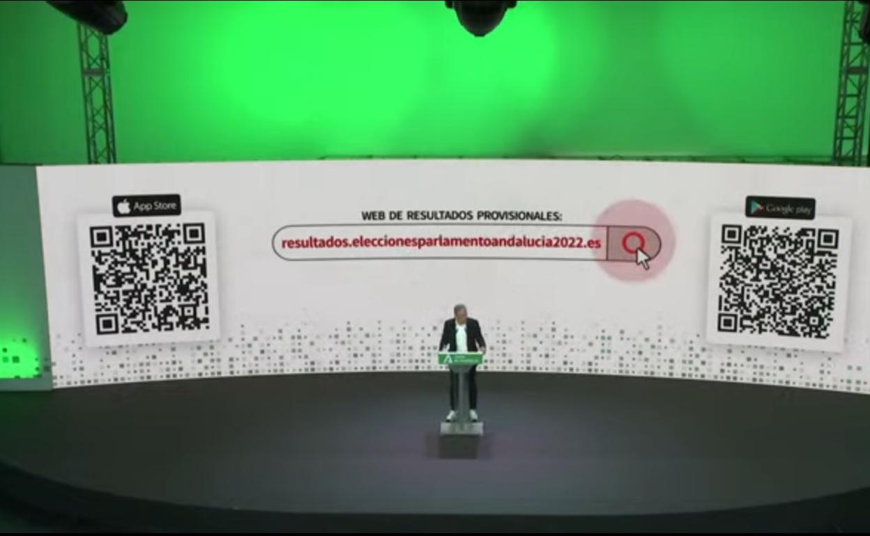 El consejero de Presidencia, Elías Bendodo, en el centro de difusión de datos instalado en la isla de La Cartuja.