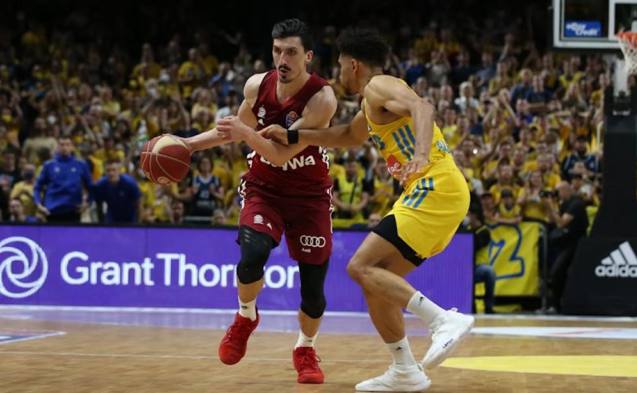 Djedovic sube el balón durante el partido ante el Alba Berlín jugado este viernes. 