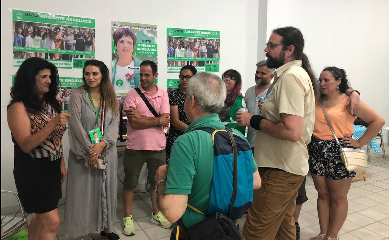 La sede malagueña de Adelante Andalucía, este domingo por la noche. 