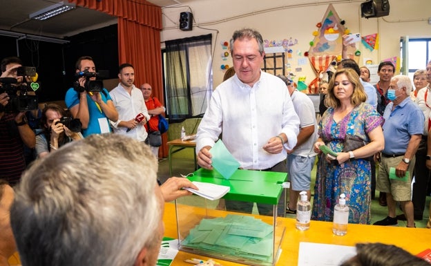 Espadas, depositando su voto.