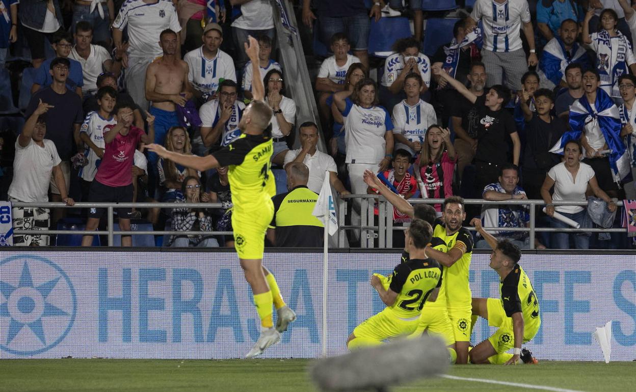 El Girona celebra anoche uno de sus tres goles en el Heliodoro Rodríguez que le dieron elascenso a Primera y condenaron al Tenerife. 