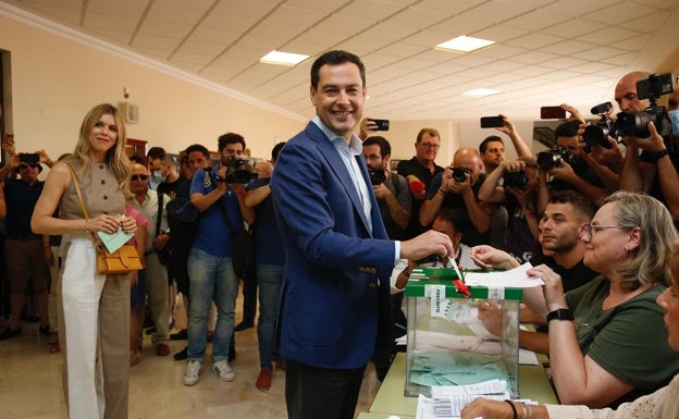 Moreno, ejerciendo su derecho al voto acompañado de su esposa, Manuela Villena. 