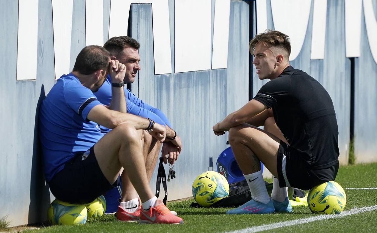 Paulino conversa con Guede durante un entrenamiento. 