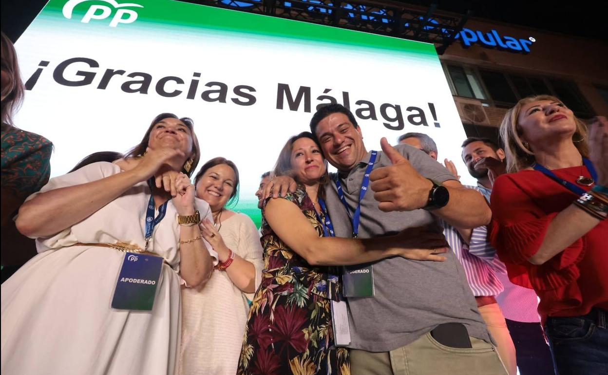 Los militantes y dirigentes populares siguieron la fiesta con música en la avenida de Andalucía.