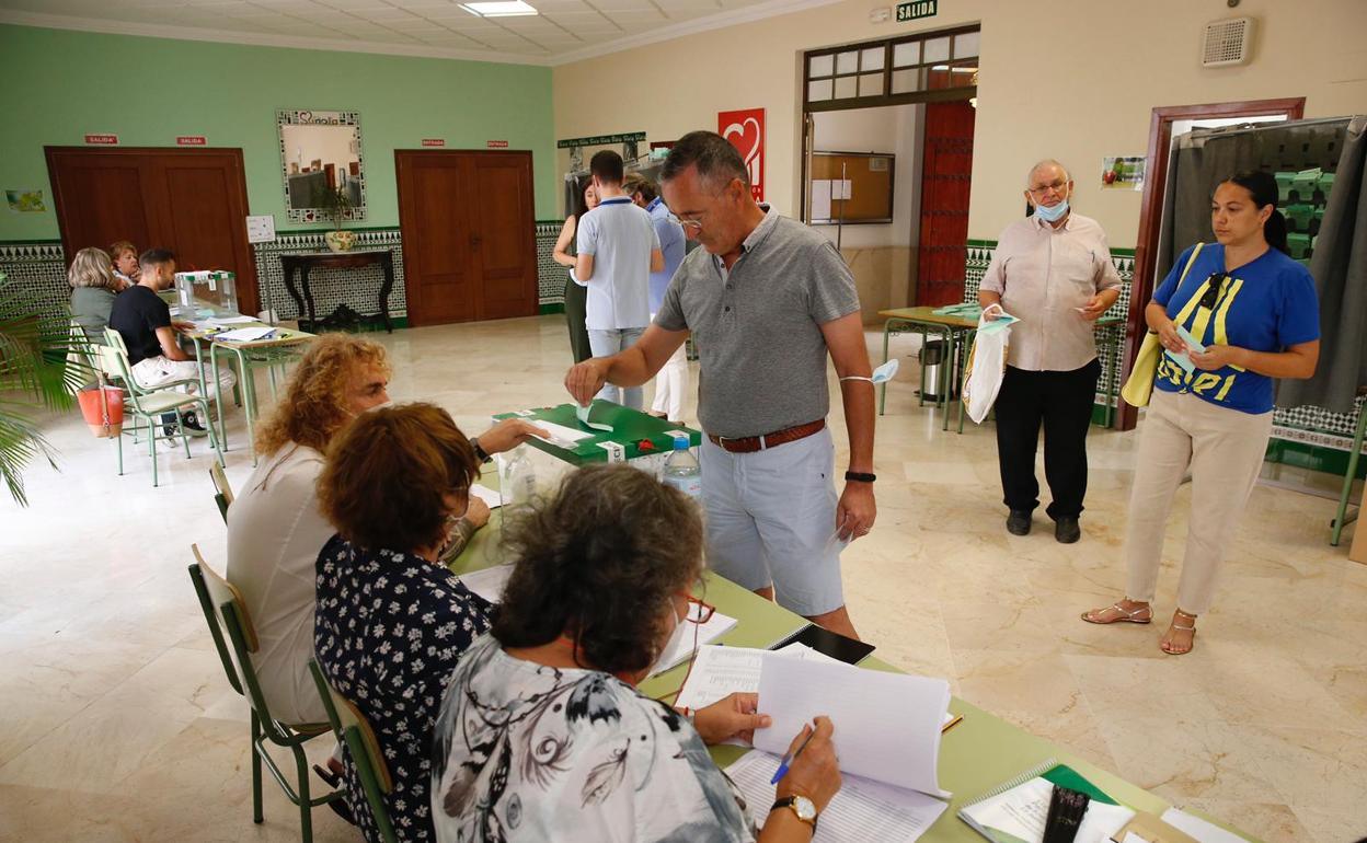 Ciudadanos ejerciendo su derecho al voto en un colegio de la capital.