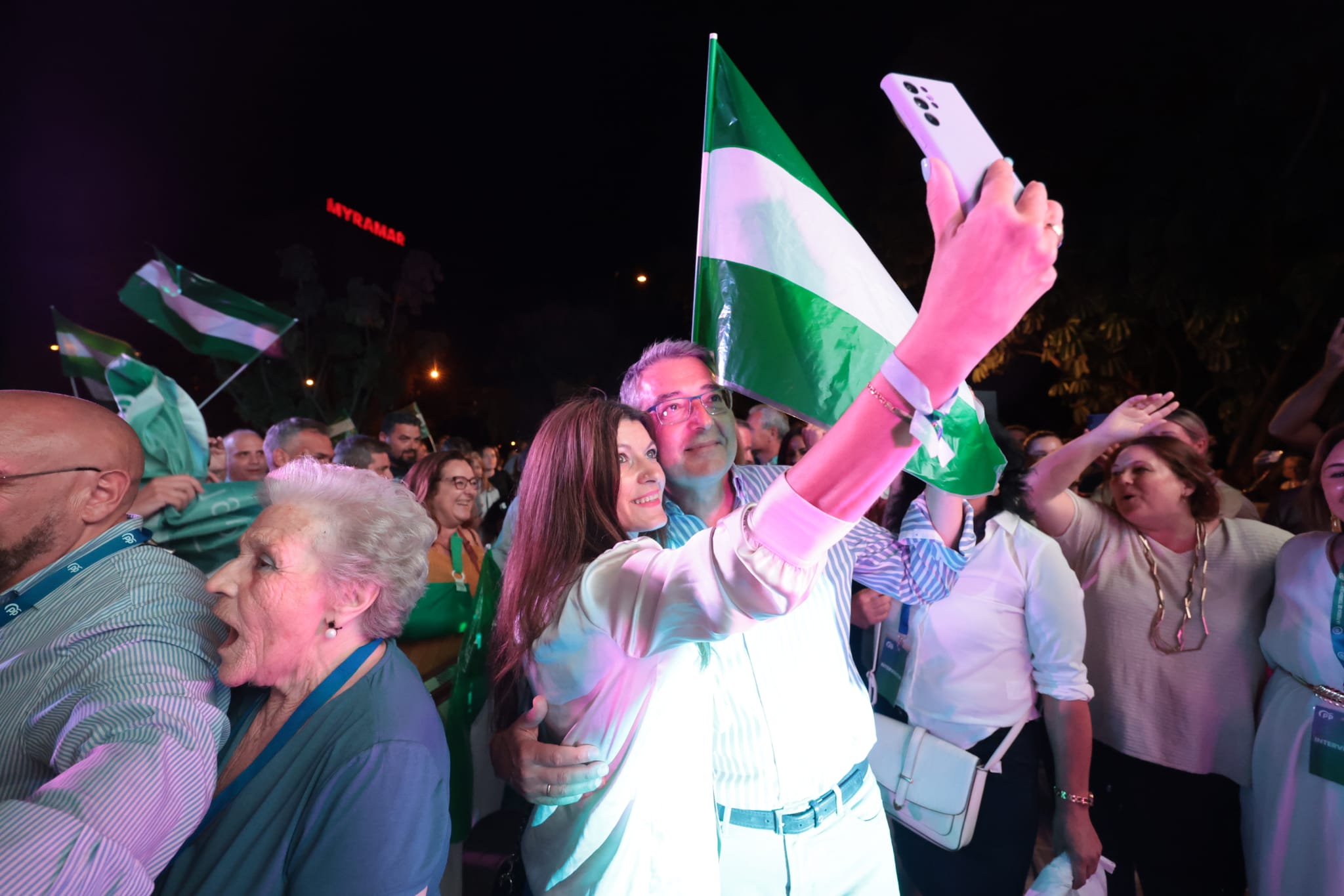 La número dos de la lista por Málaga, Patricia Navarro, subrayó que era un hito «histórico e inédito», que Andalucía se había teñido de azul y que Málaga había tenido mucho que ver