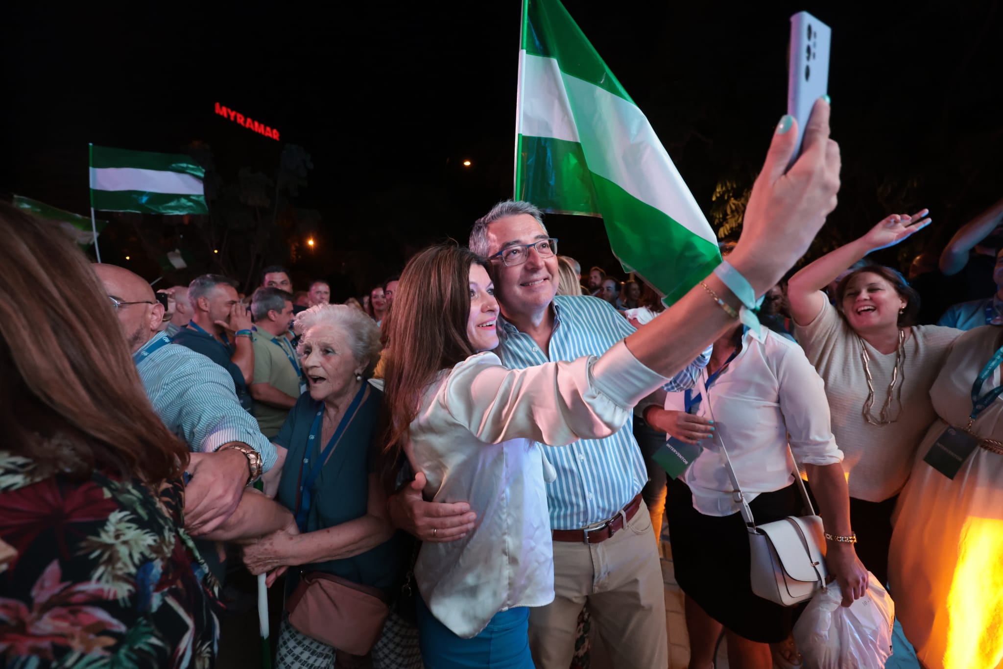 La número dos de la lista por Málaga, Patricia Navarro, subrayó que era un hito «histórico e inédito», que Andalucía se había teñido de azul y que Málaga había tenido mucho que ver