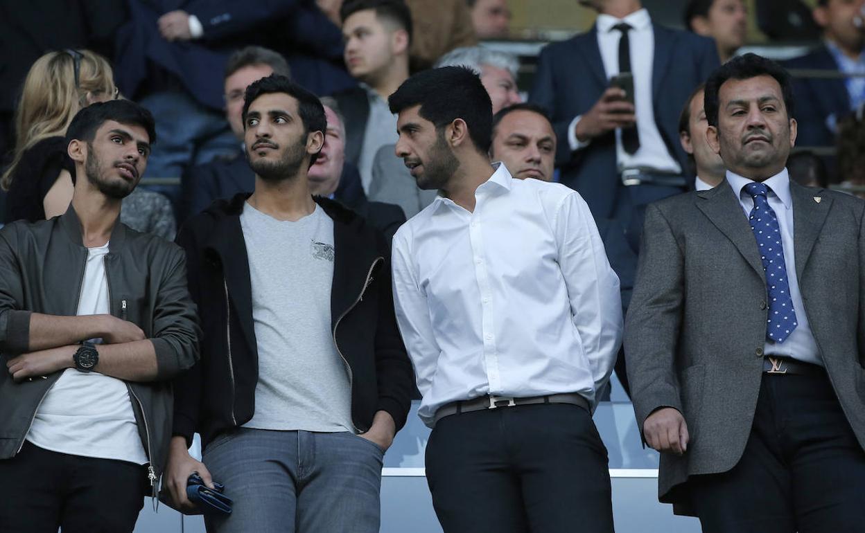 Nayef, Rakan, Nasser y Abdullah Al-Thani, en el palco de La Rosaleda en un partido del Málaga. 