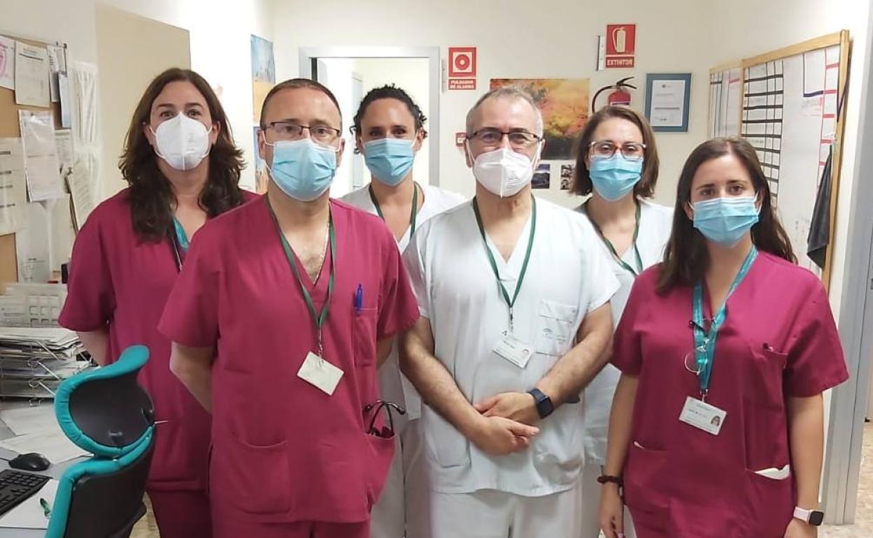 Parte del equipo de donaciones del Hospital Costa del Sol con el coordinador de trasplantes, José Manuel Galván, y compañeros de la UCI. 