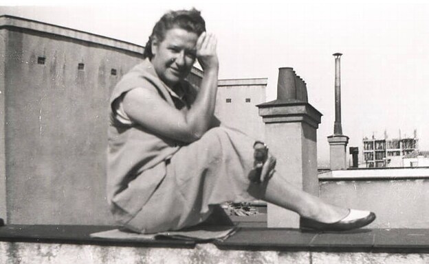 Carmen Conde en la azotea de su casa de la madrileña calle Ferraz en 1955 .