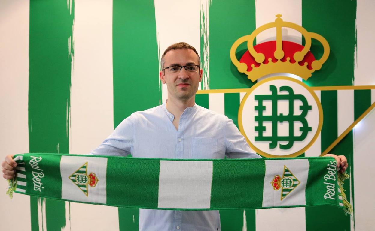 Asier Alonso, cuando fue presetando por el Coosur Betis. 