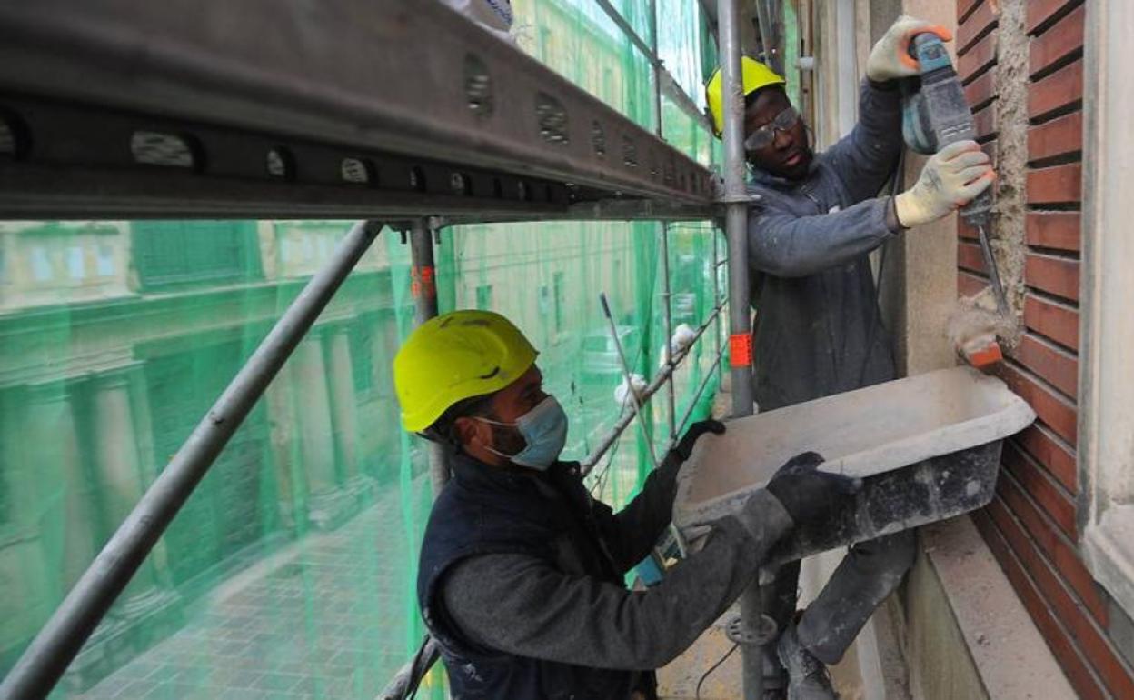 Trabajadores de la construcción en plena tarea.