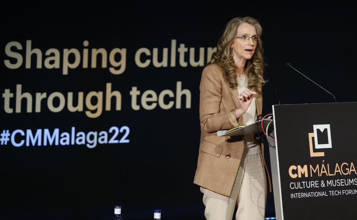 La catedrática Nuria Rodríguez Ortega, en la lectura de las conclusiones del simposio profesional de CM Málaga. 