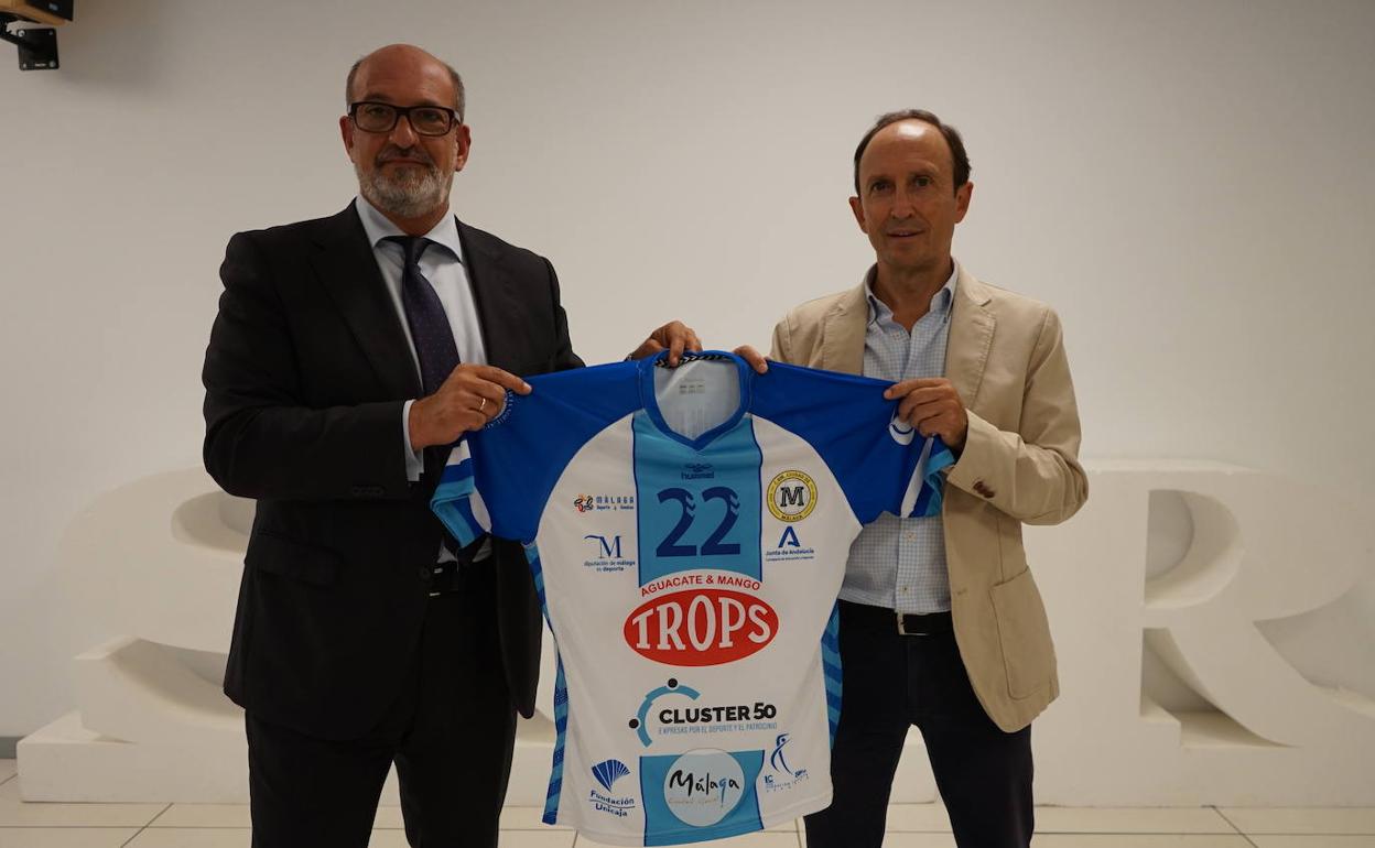 Alberto Camas y Enrique Colilles muestran el acuerdo entre club y espónsor con una camiseta. 