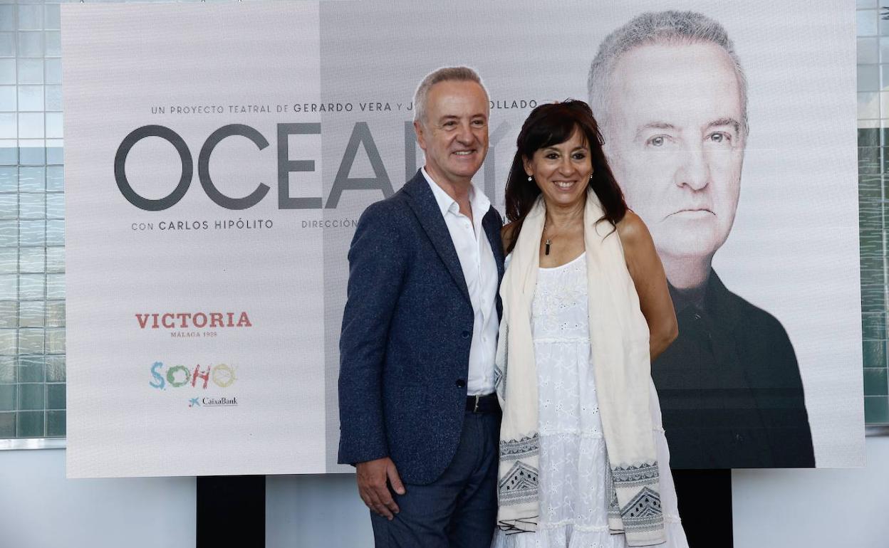 El actor Carlos Hipólito y la directora del Teatro del Soho CaixaBank, Aurora Rosales, durante la presentación de la obra en la fábrica de Cervezas Victoria. 