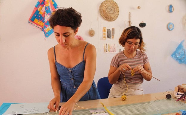 Romina Gutiérrez y Agustina Viazzy, tejiendo plástico.