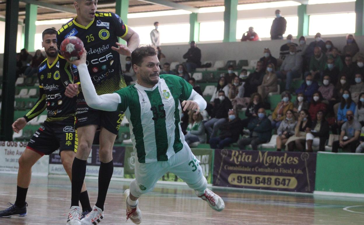 Martins, en un remate en suspensión. 