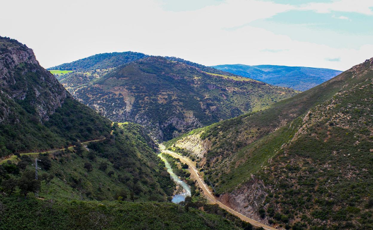 La segunda etapa va de Jimera de Líbar a la aldea de El Colmenar con el Guadiaro como guía. 