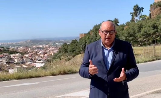 El portavoz del PP veleño, Jesús Lupiáñez, en la zona. 