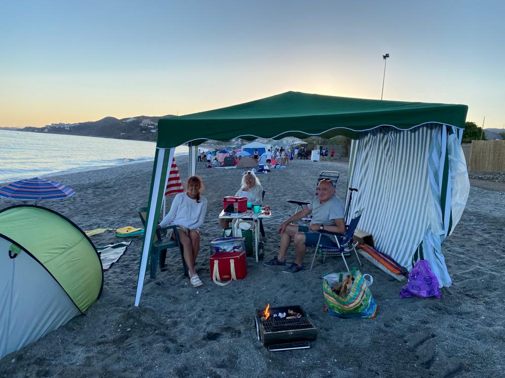 De Maro a Manilva, grupos de amigos y familiares celebraron en torno al fuego la noche más corta del año.