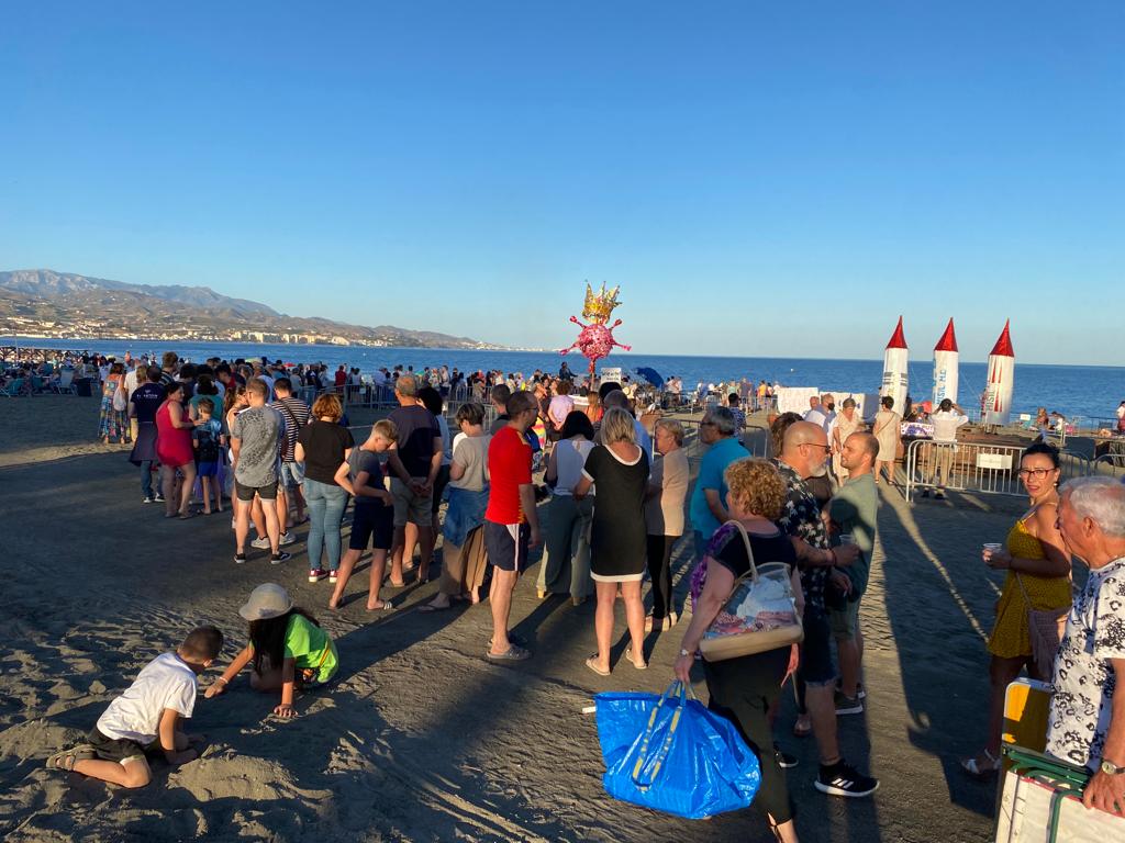 De Maro a Manilva, grupos de amigos y familiares celebraron en torno al fuego la noche más corta del año.