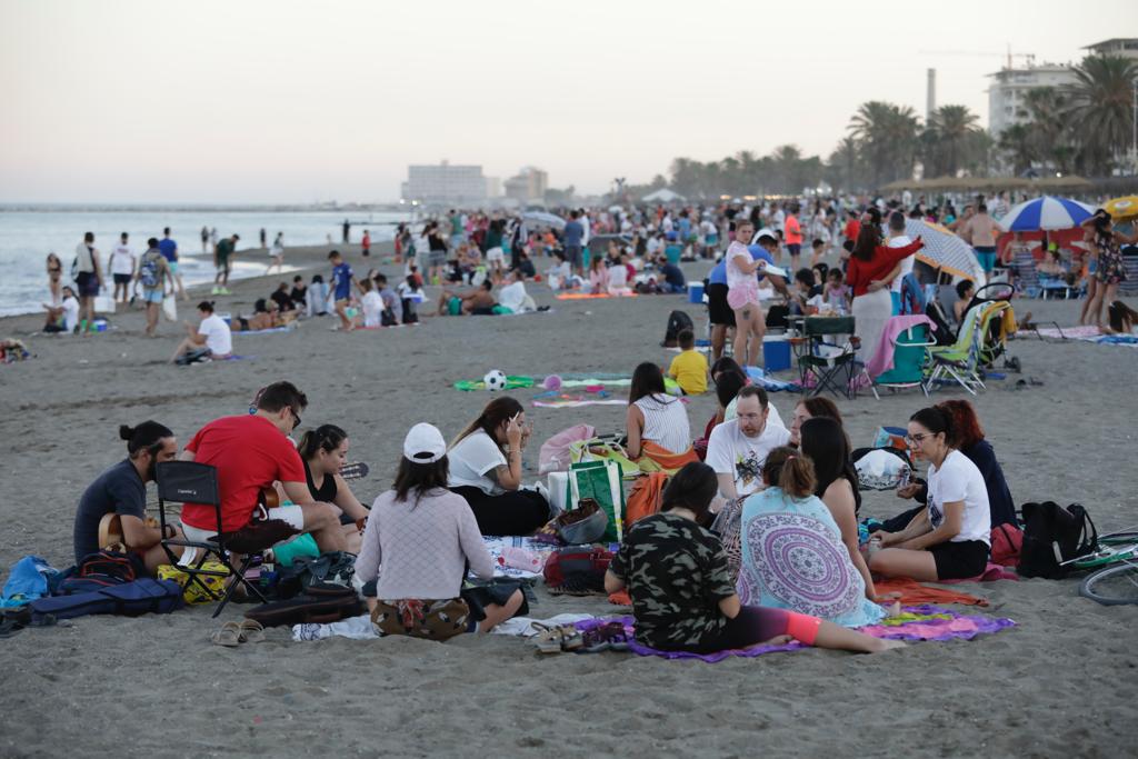 De Maro a Manilva, grupos de amigos y familiares celebraron en torno al fuego la noche más corta del año.