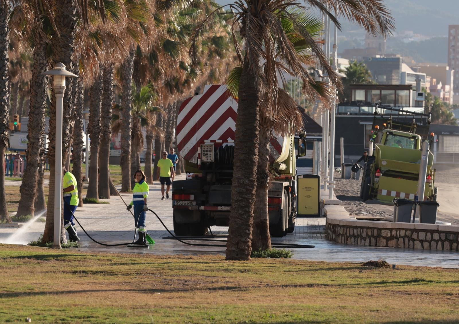 Efectivos de Limasam se afanaban desde primera hora de esta mañana para adecentar el litoral de la capital, escenario anoche de las celebraciones por la Noche de San Juan. Para estas tareas, la empresa municipal de limpieza ha destinado a un total de 218 operarios (150 más de lo habitual) que iniciaron su trabajo sobre las 5.30 horas de este viernes.