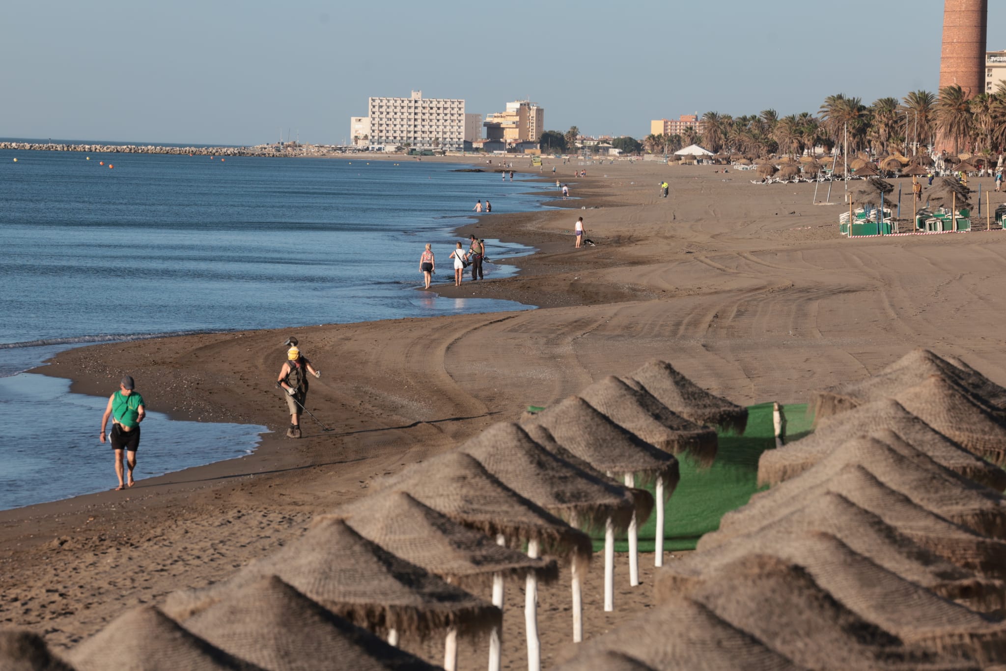 Efectivos de Limasam se afanaban desde primera hora de esta mañana para adecentar el litoral de la capital, escenario anoche de las celebraciones por la Noche de San Juan. Para estas tareas, la empresa municipal de limpieza ha destinado a un total de 218 operarios (150 más de lo habitual) que iniciaron su trabajo sobre las 5.30 horas de este viernes.