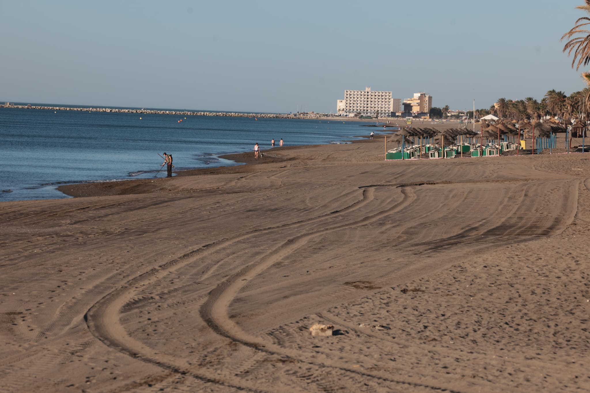 Efectivos de Limasam se afanaban desde primera hora de esta mañana para adecentar el litoral de la capital, escenario anoche de las celebraciones por la Noche de San Juan. Para estas tareas, la empresa municipal de limpieza ha destinado a un total de 218 operarios (150 más de lo habitual) que iniciaron su trabajo sobre las 5.30 horas de este viernes.