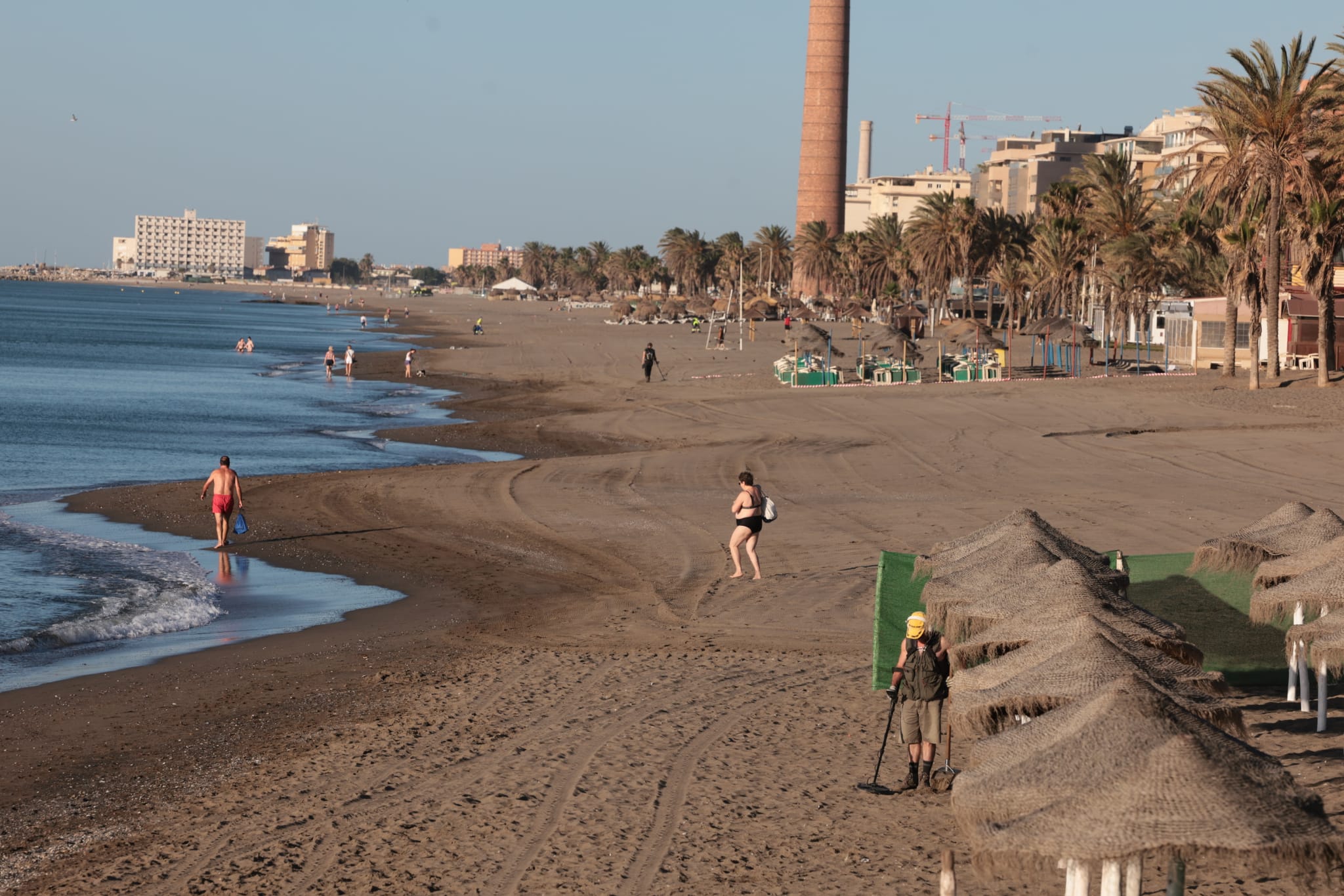 Efectivos de Limasam se afanaban desde primera hora de esta mañana para adecentar el litoral de la capital, escenario anoche de las celebraciones por la Noche de San Juan. Para estas tareas, la empresa municipal de limpieza ha destinado a un total de 218 operarios (150 más de lo habitual) que iniciaron su trabajo sobre las 5.30 horas de este viernes.