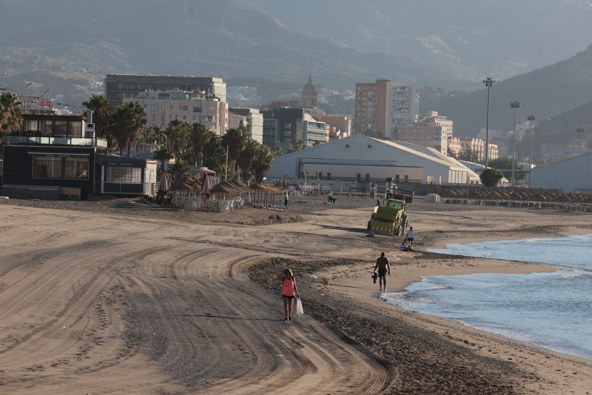 Efectivos de Limasam se afanaban desde primera hora de esta mañana para adecentar el litoral de la capital, escenario anoche de las celebraciones por la Noche de San Juan. Para estas tareas, la empresa municipal de limpieza ha destinado a un total de 218 operarios (150 más de lo habitual) que iniciaron su trabajo sobre las 5.30 horas de este viernes.