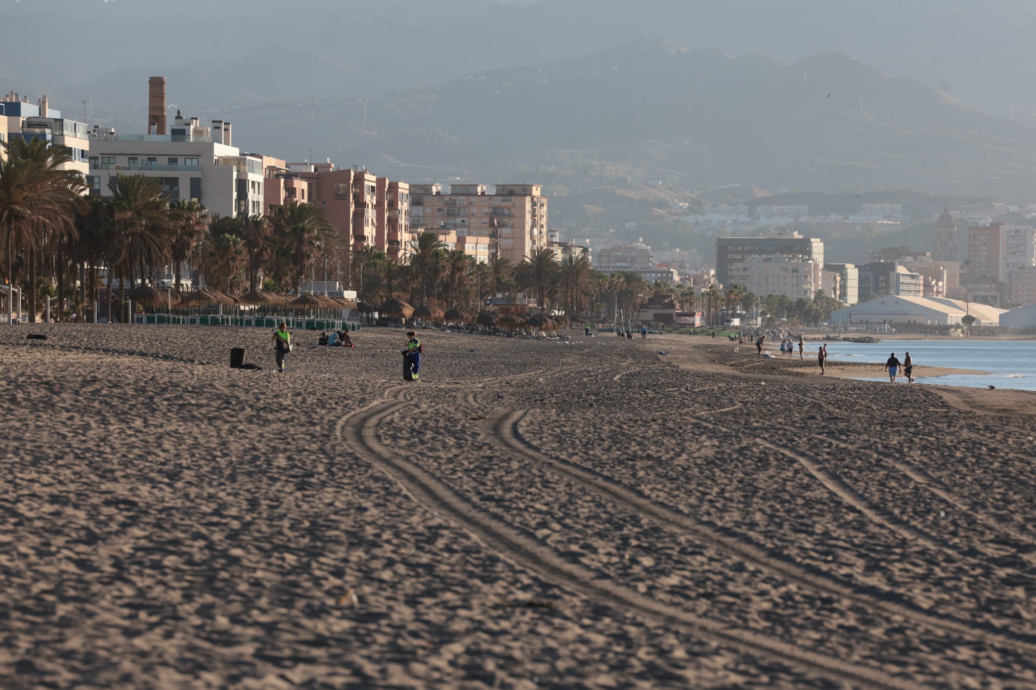 Efectivos de Limasam se afanaban desde primera hora de esta mañana para adecentar el litoral de la capital, escenario anoche de las celebraciones por la Noche de San Juan. Para estas tareas, la empresa municipal de limpieza ha destinado a un total de 218 operarios (150 más de lo habitual) que iniciaron su trabajo sobre las 5.30 horas de este viernes.