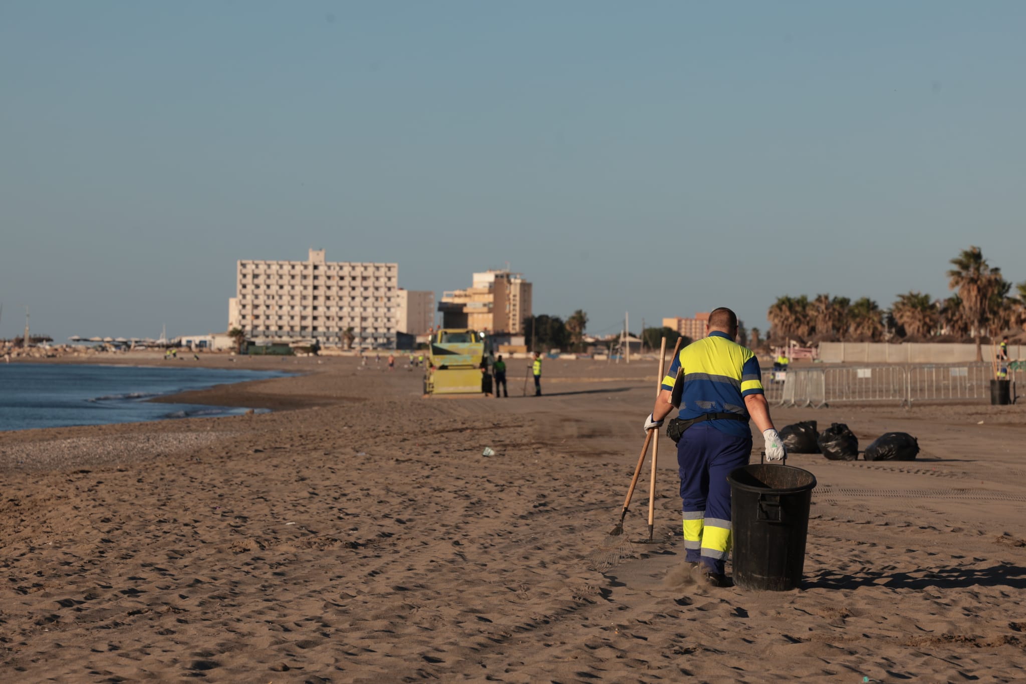 Efectivos de Limasam se afanaban desde primera hora de esta mañana para adecentar el litoral de la capital, escenario anoche de las celebraciones por la Noche de San Juan. Para estas tareas, la empresa municipal de limpieza ha destinado a un total de 218 operarios (150 más de lo habitual) que iniciaron su trabajo sobre las 5.30 horas de este viernes.